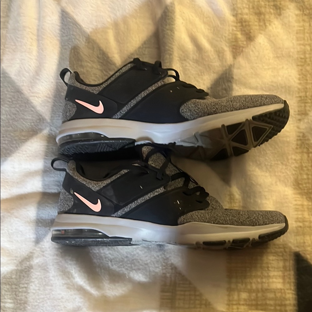 Nike Women's Black and Pink Athletic Shoes